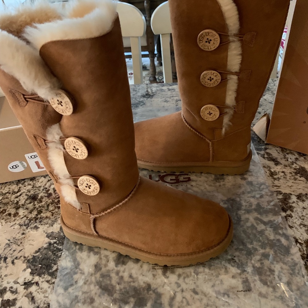 Uggs - image 1